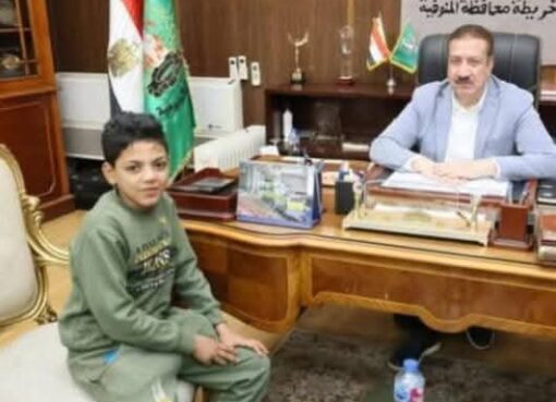 طفل يهز مكتب محافظ المنوفية يقتحم المحافظة بدموعه: "يا عمو أمي بتموت وعايز اشتغل!" المنوفية 