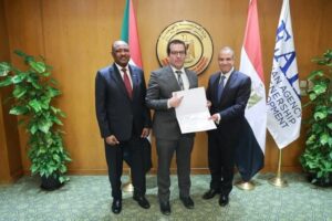 وزير الخارجية يكرم الفريق الطبي المصري الموفد إلى السودان تقديرًا لجهودهم الطبية والإنسانية