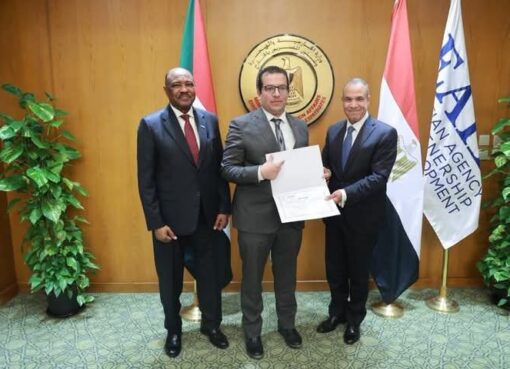 وزير الخارجية يكرم الفريق الطبي المصري الموفد إلى السودان تقديرًا لجهودهم الطبية والإنسانية