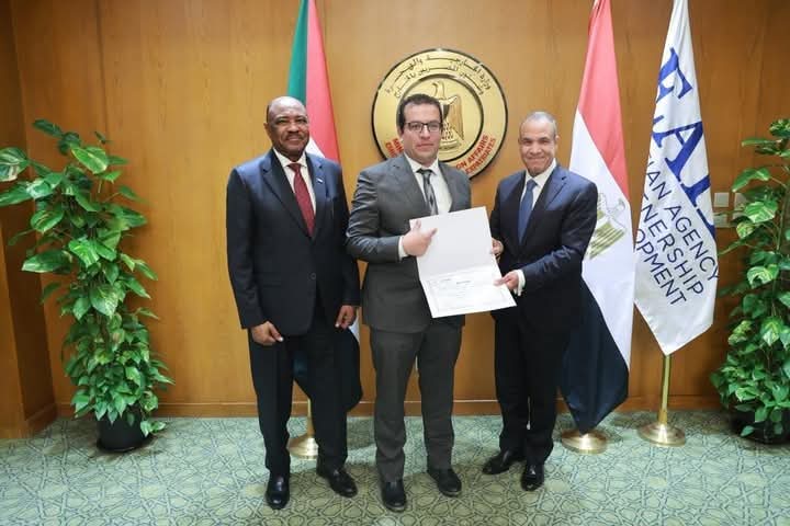 وزير الخارجية يكرم الفريق الطبي المصري الموفد إلى السودان تقديرًا لجهودهم الطبية والإنسانية