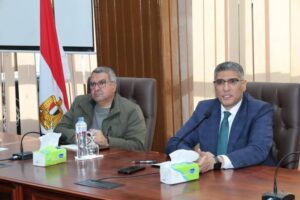 محافظ الجيزة يبحث مع رؤساء الأحياء الارتقاء بمستوى النظافة والمظهر الحضاري