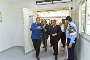 أسيوط: المحافظ ووفد الاتحاد الأوروبي يتفقد مصنع رائد للمستلزمات الطبية بعرب العوامر .