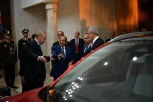 الرئيس التركي المسلم أردوغان يُهدي فخامة الرئيس السيسي أفخم سيارة كهربائية