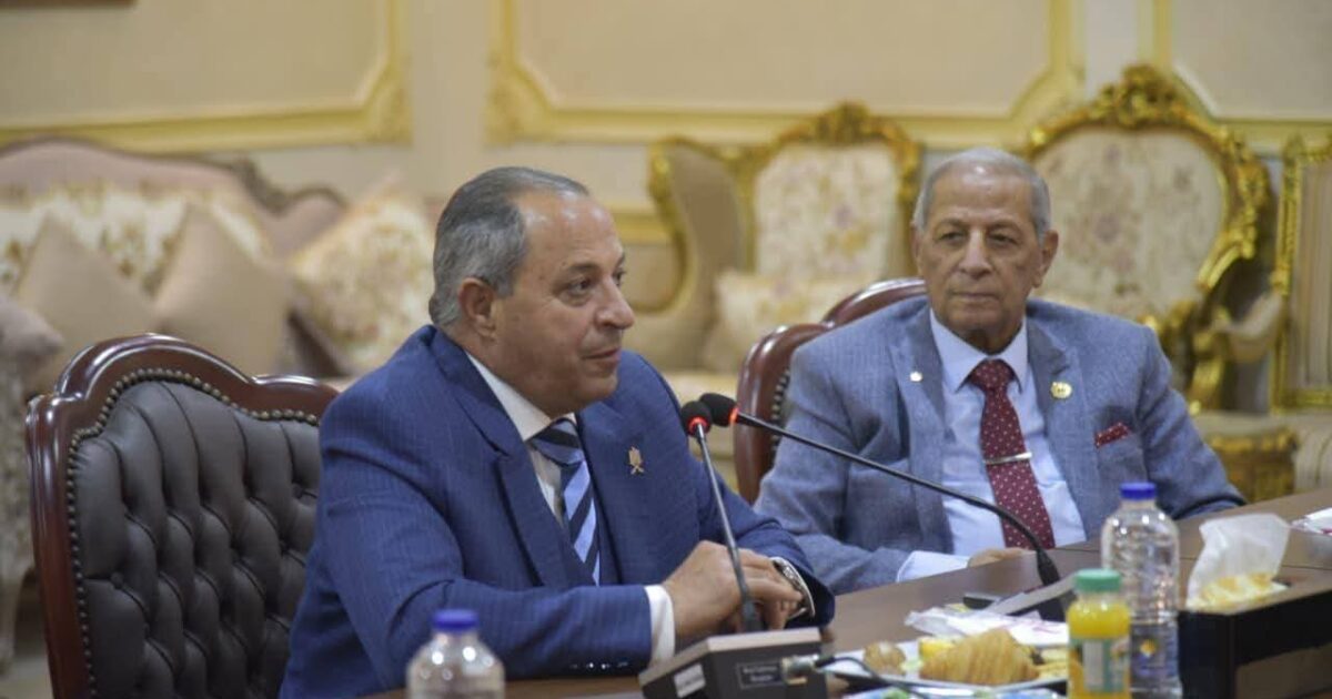 محافظ بورسعيد يستقبل قدامى قادة وحدات الصاعقة بالقوات المسلحة .