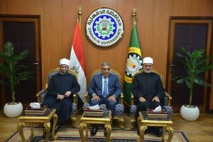 محافظ الدقهلية يستقبل وزير الأوقاف ومفتي الجمهورية لأداء صلاة الجمعة بمسجد النصر .