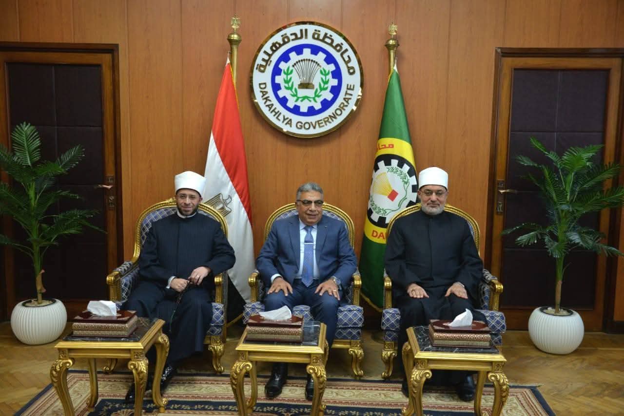 محافظ الدقهلية يستقبل وزير الأوقاف ومفتي الجمهورية لأداء صلاة الجمعة بمسجد النصر .