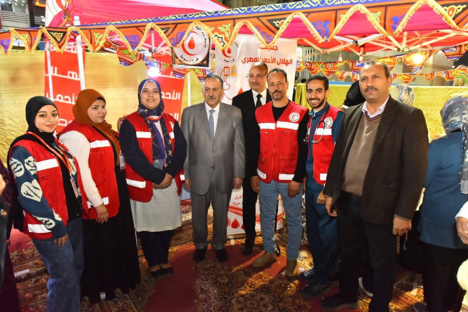 محافظ أسيوط يتفقد معرضًا للمنتجات والسلع المتنوعة بأرض الملاعب بحي شرق ويوجه