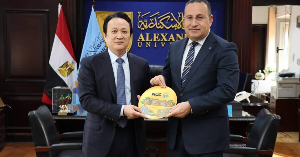 رئيس جامعة الإسكندرية يستقبل الخبير الدولي الدكتور ين لي Yin Li المتخصص في جراحات المريء بالمعهد القومي للأورام ببكين