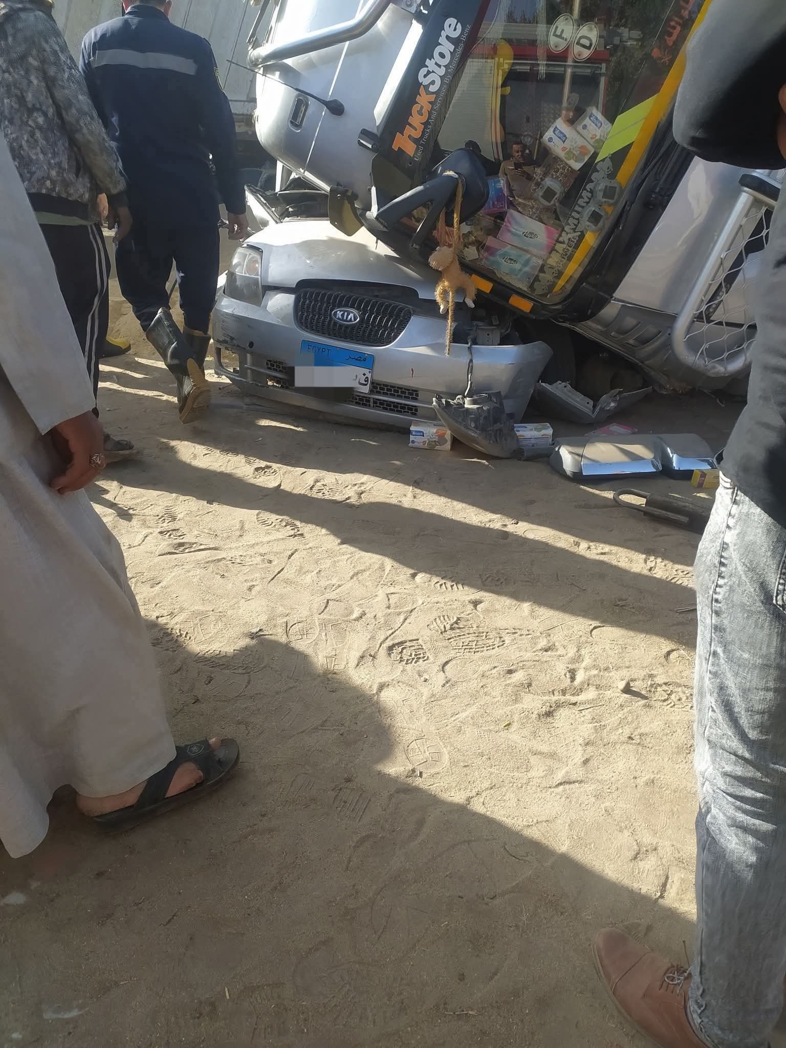 مأساة على طريق منشأة عبد الله.. مصرع سيدة إثر انقلاب تريلا محمّلة بالرمال بالفيوم