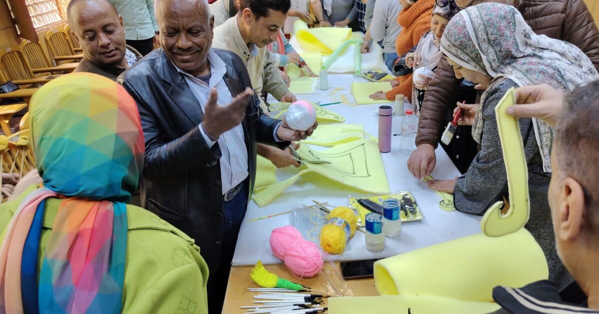 عرائس وحكايات تصنعها أنامل ذهبية بإعداد القادة