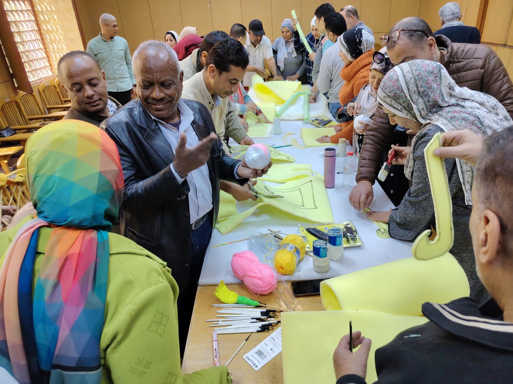 عرائس وحكايات تصنعها أنامل ذهبية بإعداد القادة