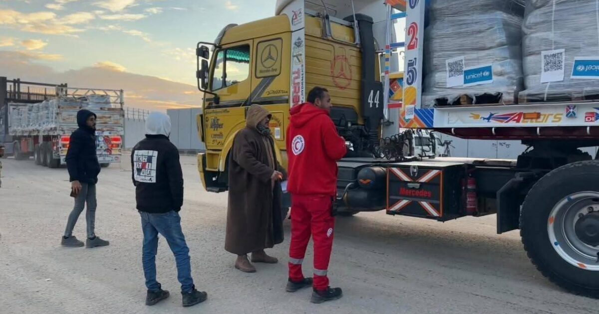 قوافل الإغاثة تستأنف دخول غزة عبر كرم أبو سالم