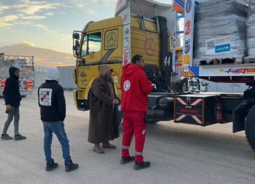 قوافل الإغاثة تستأنف دخول غزة عبر كرم أبو سالم