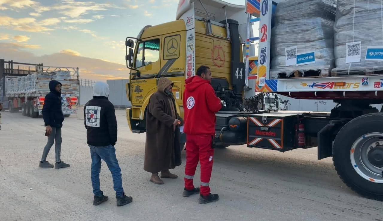 قوافل الإغاثة تستأنف دخول غزة عبر كرم أبو سالم