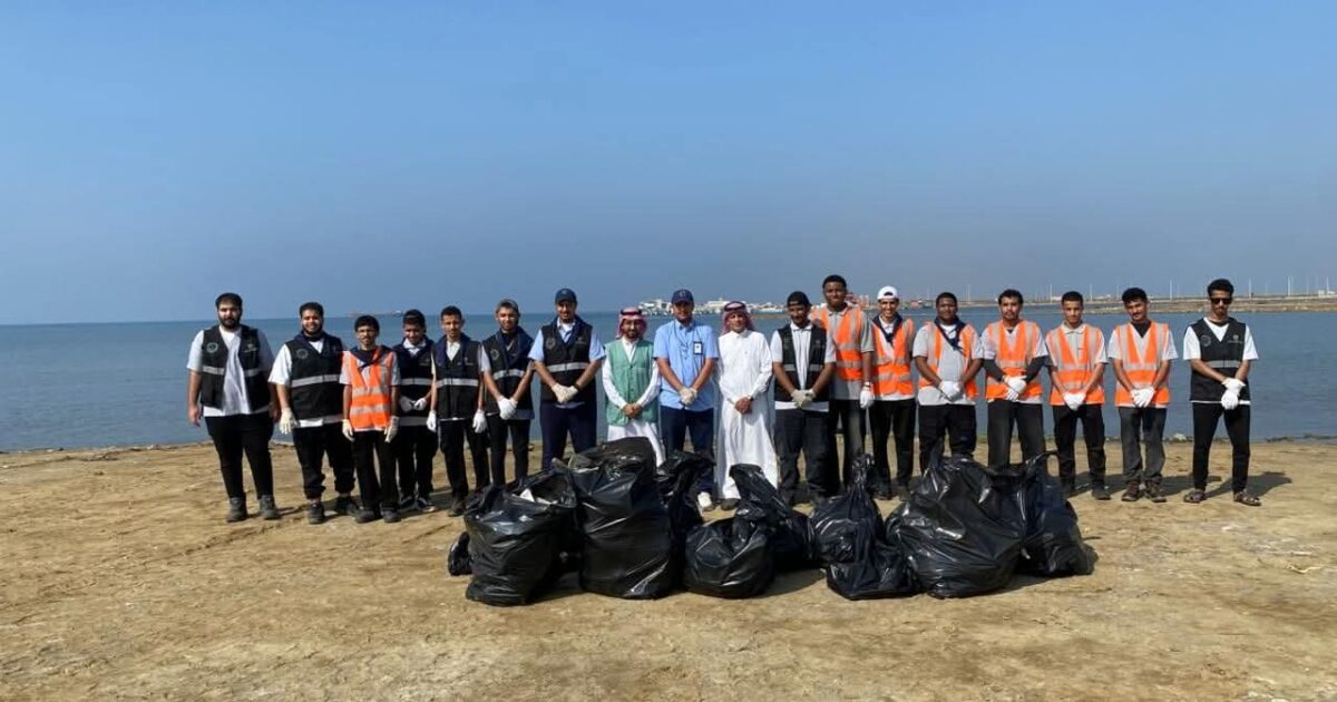 ‏بيئة الليث تنفّذ مبادرة لتنظيف الشاطئ بالشراكة مع الكلية التقنية دعمًا للاستدامة البيئية