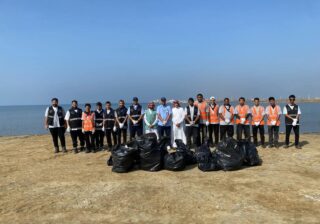 ‏بيئة الليث تنفّذ مبادرة لتنظيف الشاطئ بالشراكة مع الكلية التقنية دعمًا للاستدامة البيئية