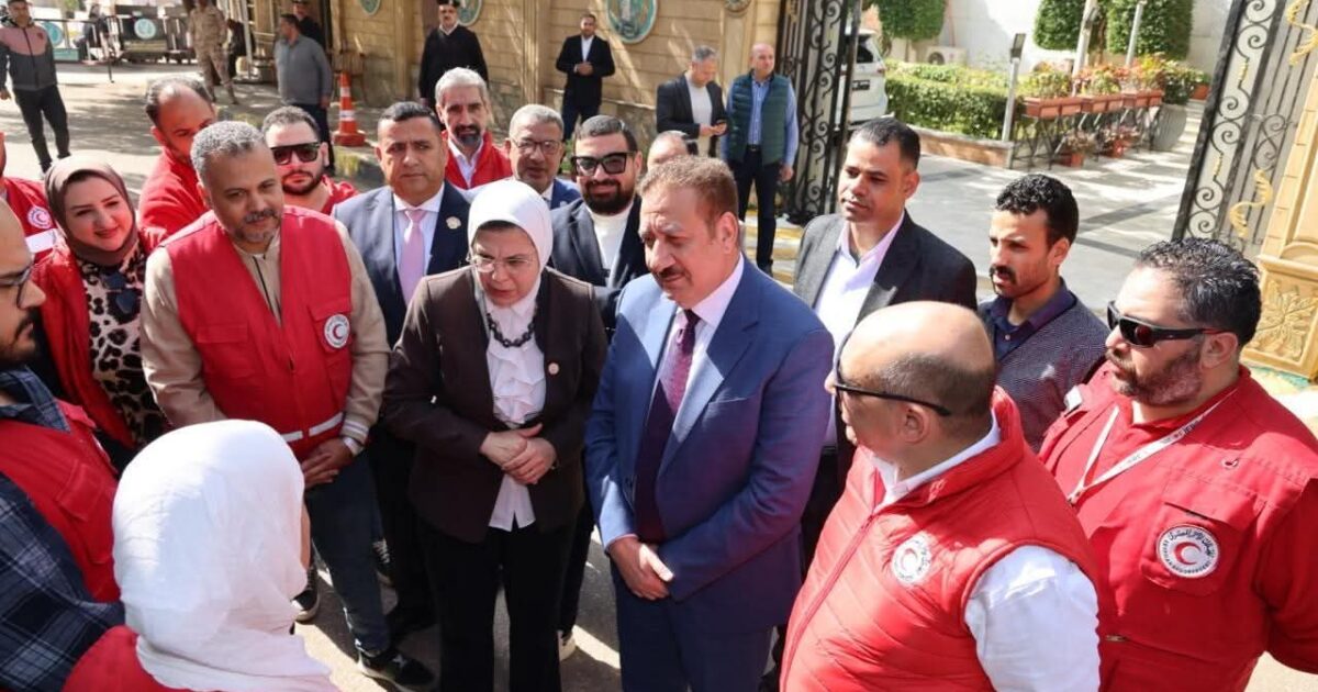 محافظ المنوفية يبحث مع الهلال الأحمر دعم القوافل الطبية للأسر المتضررة