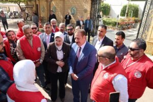 محافظ المنوفية يبحث مع الهلال الأحمر دعم القوافل الطبية للأسر المتضررة