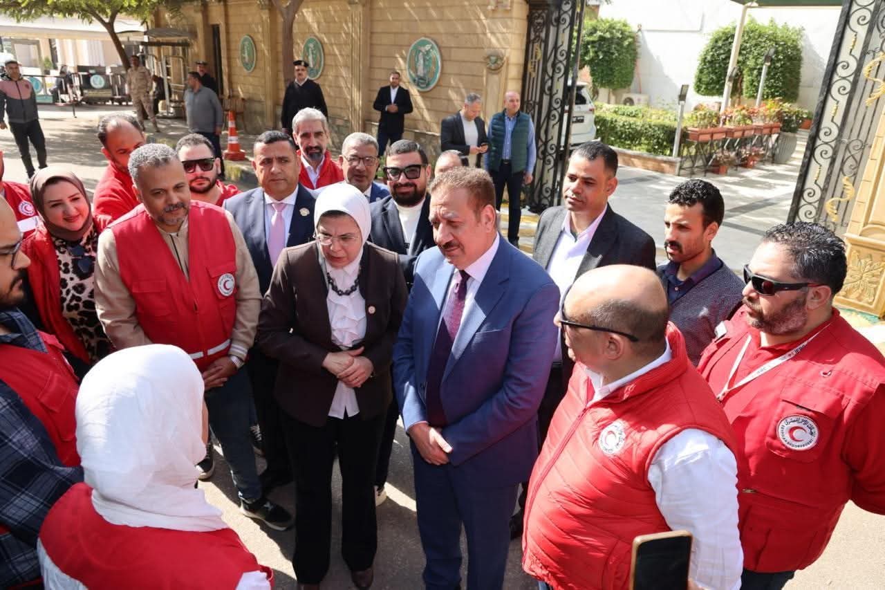 محافظ المنوفية يبحث مع الهلال الأحمر دعم القوافل الطبية للأسر المتضررة