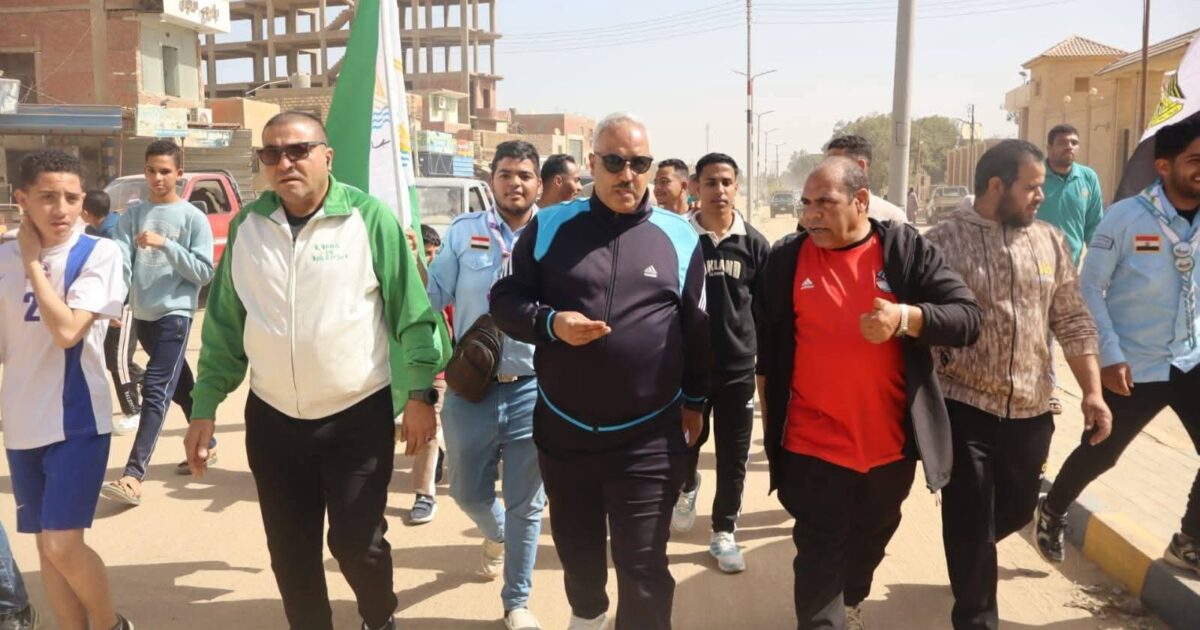 وزير الشباب والرياضة يطلق إشارة بدء ماراثون المشي بالواحات البحرية