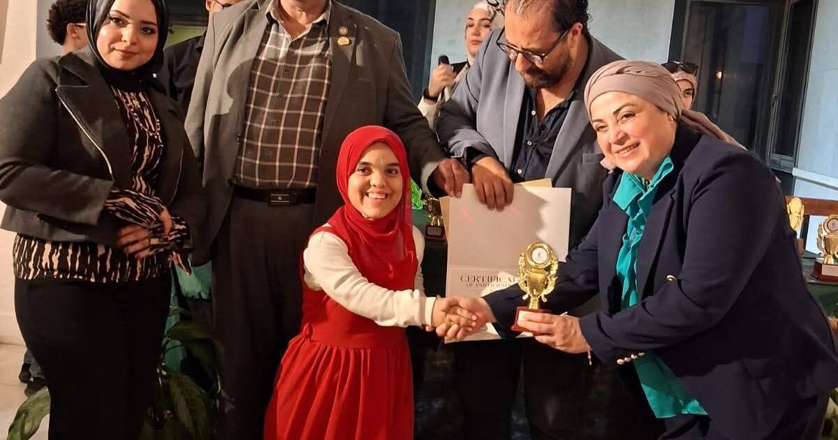 رئيس أكاديمية الفنون تشاهد ختام معرض الفن التشكيلي "أرتوبيا