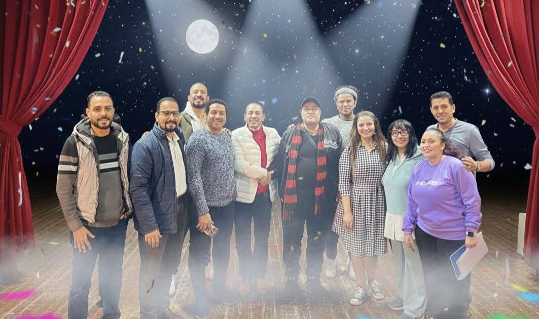 الفنان رضا إدريس يزور أبطال بروفات مسرحية «لعب ولعب» على مسرح عبدالمنعم مدبولي