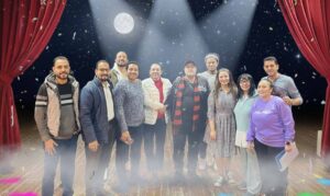 الفنان رضا إدريس يزور أبطال بروفات مسرحية «لعب ولعب» على مسرح عبدالمنعم مدبولي