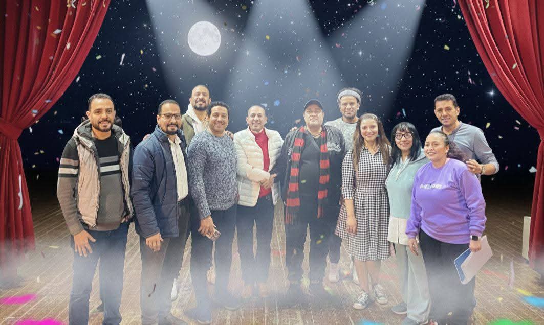 الفنان رضا إدريس يزور أبطال بروفات مسرحية «لعب ولعب» على مسرح عبدالمنعم مدبولي