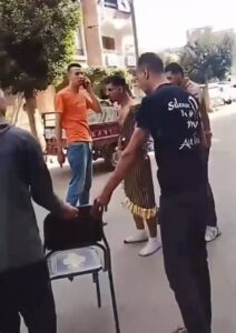 ضبط المتهمين بالاعتداء على شاب وإجباره على ارتداء ملابس حريمى ببنها