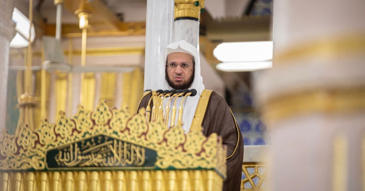 القاسم يؤم المصلين لصلاة الجمعة بالمسجد النبوي