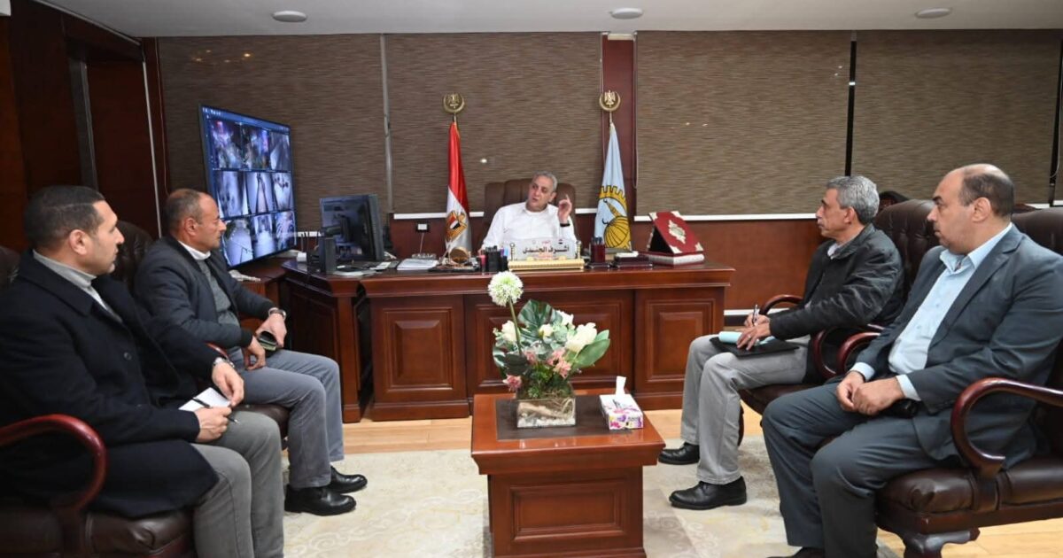 محافظ الغربية يجتمع بقيادات المحلة ويشدد على استمرار حملات إزالة مخالفات البناء بكل حسم
