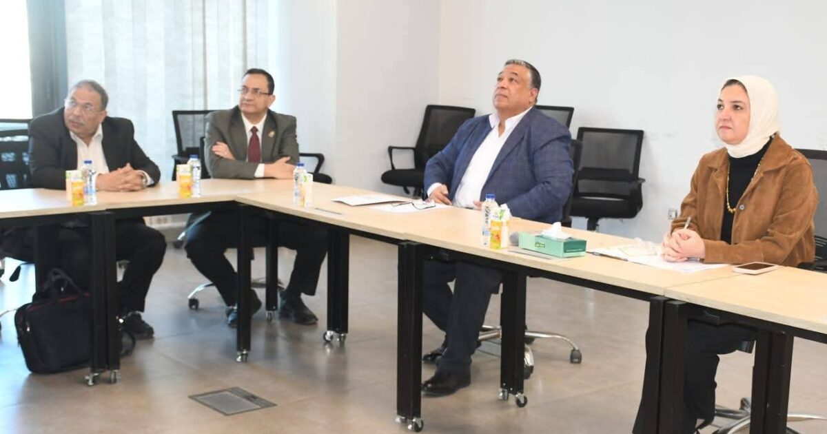 مجلس إدارة مركز النانو تكنولوجي بجامعة عين شمس يناقش استكمال البنية التحتية وتفعيل الأنشطة البحثية والخدمية