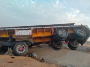 مصرع شخصين في انقلاب سيارة نقل بطريق القاهرة–أسيوط الصحراوي الغربي