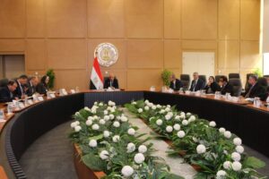 وزير الكهرباء يجتمع برؤساء الشركات لمتابعة أنماط التشغيل الجديدة وخفض معدلات استهلاك الوقود