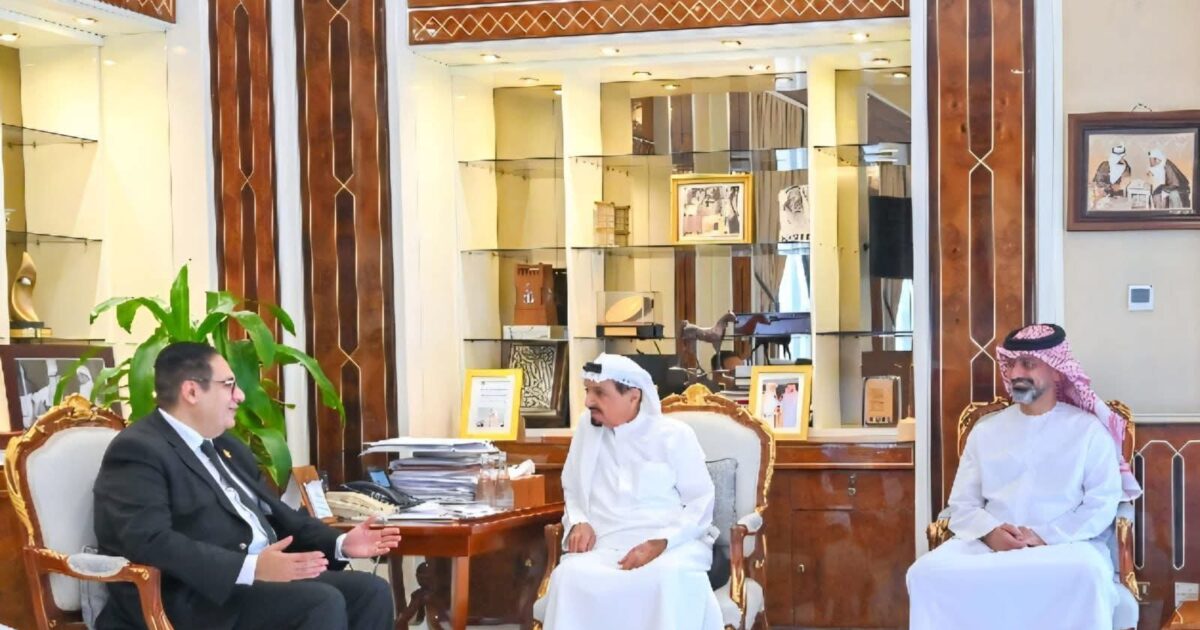 حاكم عجمان يستقبل رئيس جامعة القاهرة لبحث تعزيز التعاون العلمي والأكاديمي