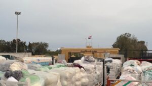 الهلال الأحمر المصري يطلق قافلة زاد العزة 141 لدعم غزة ويستقبل الدفعة الـ13 من المصابين عبر معبر رفح"