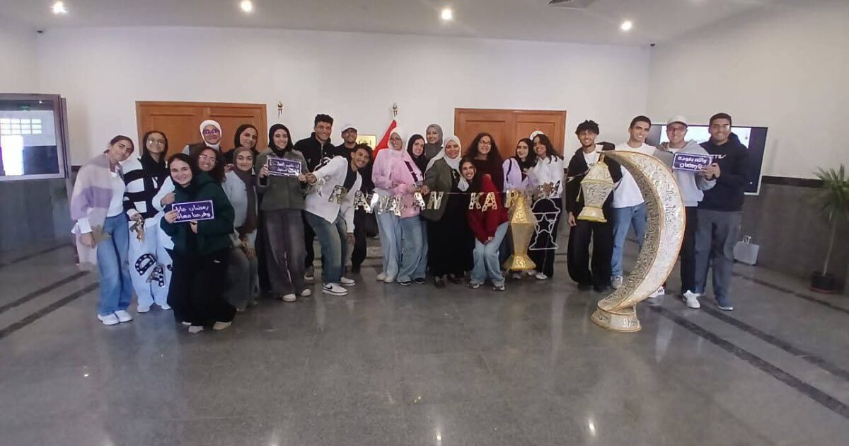 جامعة القاهرة الأهلية تتزين وطلابها يحيون الأجواء الرمضانية في مشهد يعكس روح الأسرة الجامعية