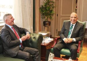 بحث الفرص الإستثمارية بين وزير الكهرباء والطاقة المتجددة وسفير الدانمارك بالقاهرة فى مجالات الطاقات المتجددة