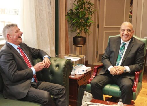 بحث الفرص الإستثمارية بين وزير الكهرباء والطاقة المتجددة وسفير الدانمارك بالقاهرة فى مجالات الطاقات المتجددة