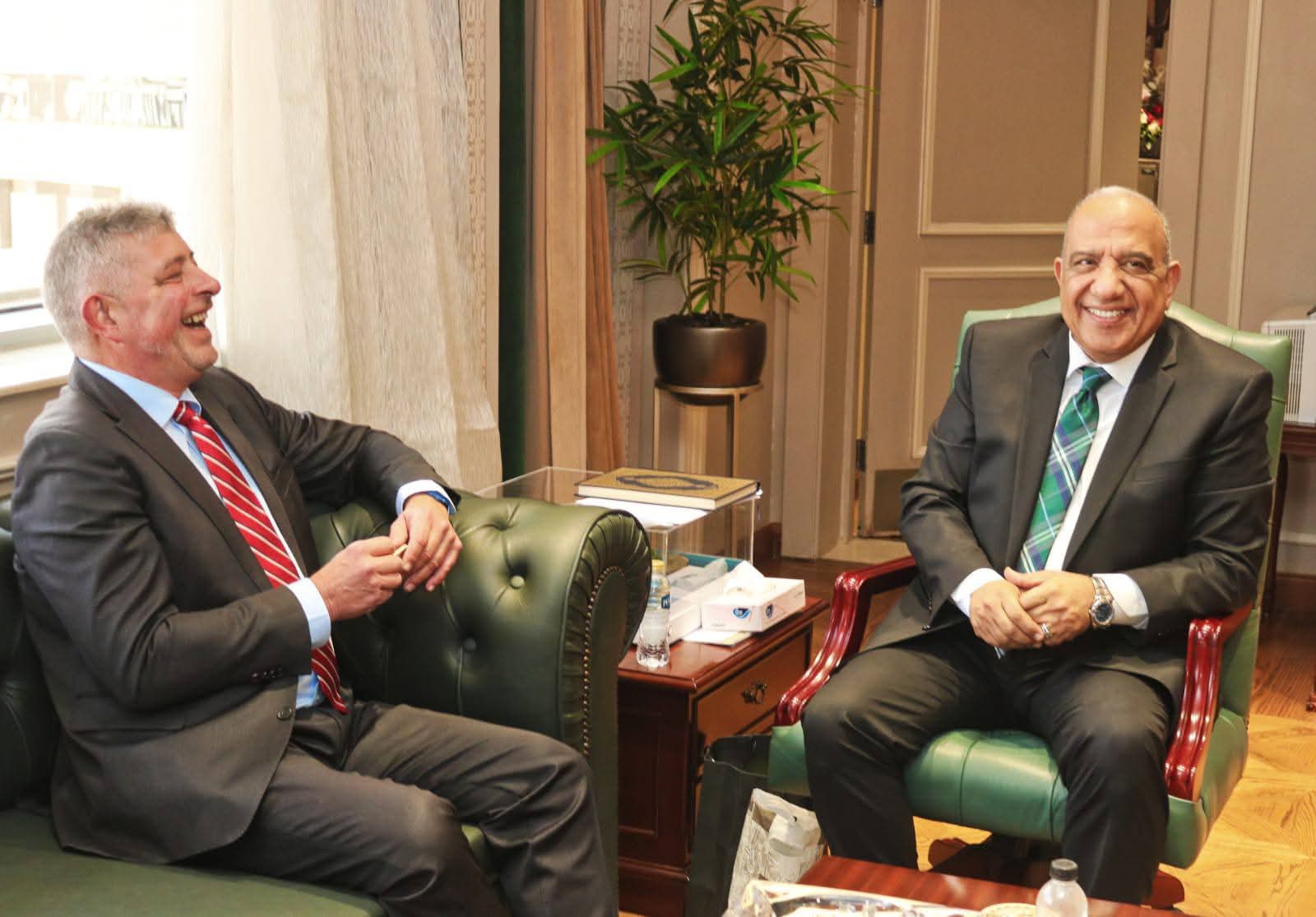 بحث الفرص الإستثمارية بين وزير الكهرباء والطاقة المتجددة وسفير الدانمارك بالقاهرة فى مجالات الطاقات المتجددة