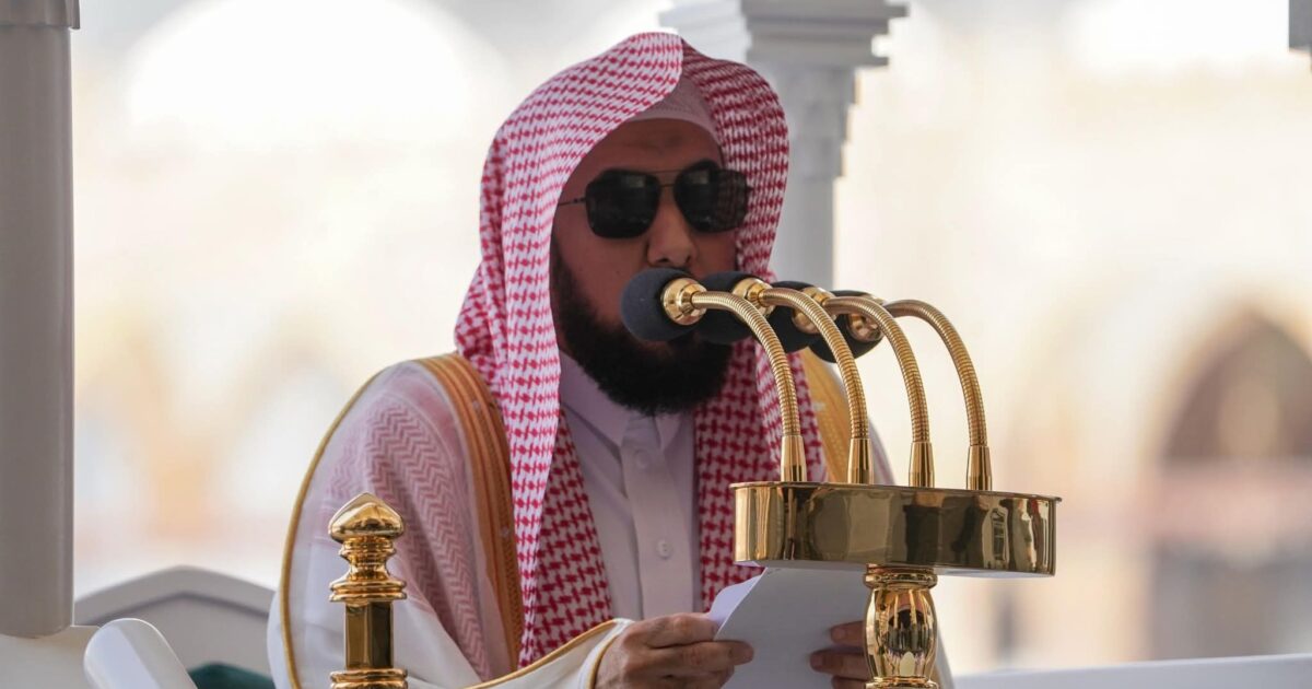 الجهني يؤم المصلين لصلاة الجمعة بالمسجد الحرام