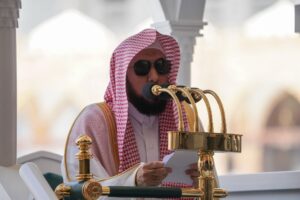 الجهني يؤم المصلين لصلاة الجمعة بالمسجد الحرام