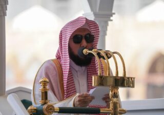 الجهني يؤم المصلين لصلاة الجمعة بالمسجد الحرام