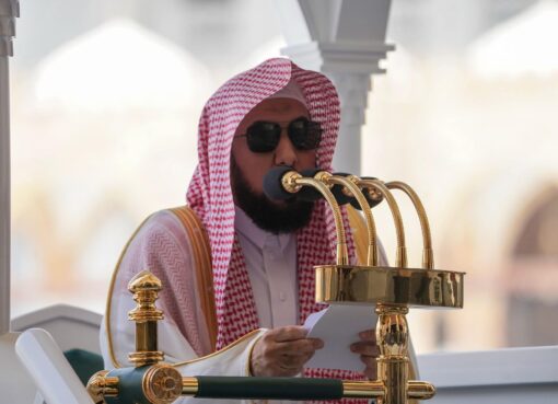 الجهني يؤم المصلين لصلاة الجمعة بالمسجد الحرام