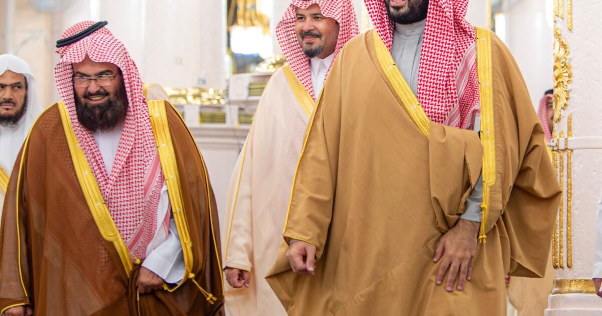 السديس وأئمة وخطباء المسجد النبوي في استقبال سمو ولي العهد لدى زيارته المسجد النبوي الشريف