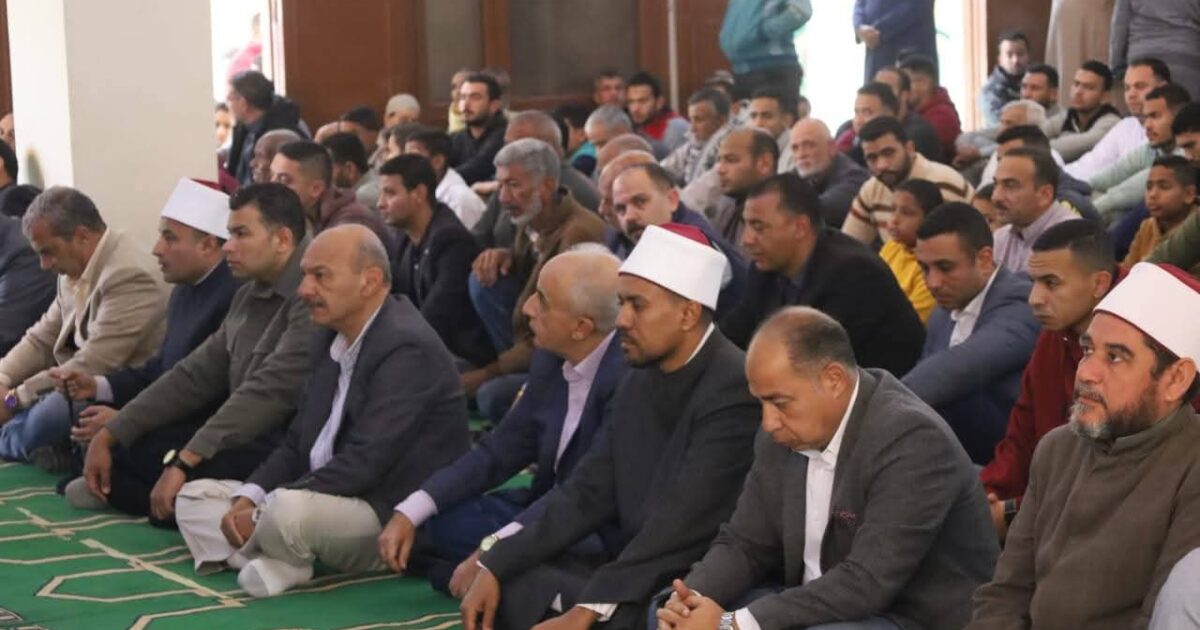 محافظ السويس يؤدي صلاة الجمعة وسط أهالي القطاع الريفي بقرية العمدة