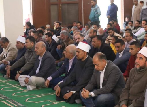 محافظ السويس يؤدي صلاة الجمعة وسط أهالي القطاع الريفي بقرية العمدة