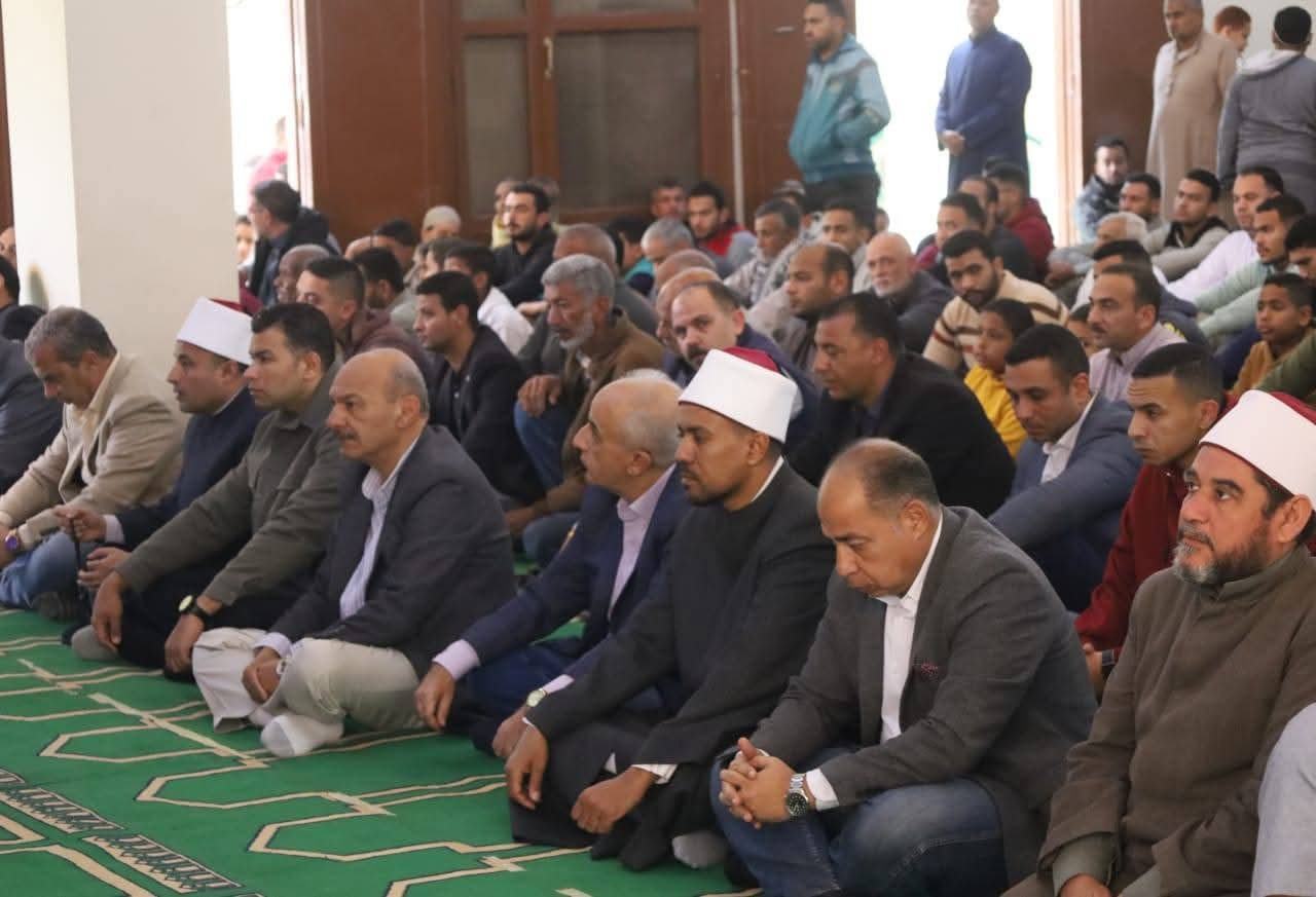 محافظ السويس يؤدي صلاة الجمعة وسط أهالي القطاع الريفي بقرية العمدة