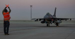 إجلاء العديد الجوية يجعل الخليج على حافة الانفجار