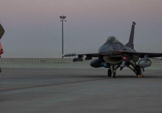 إجلاء العديد الجوية يجعل الخليج على حافة الانفجار